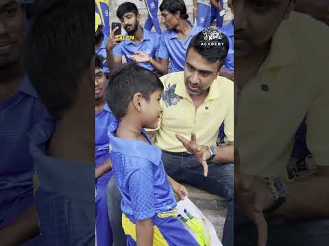 Shy kid 🤝 jolly legend. Ash Anna at Super Kings Academy, Salem 😍#SuperKingsAcademy#cricket