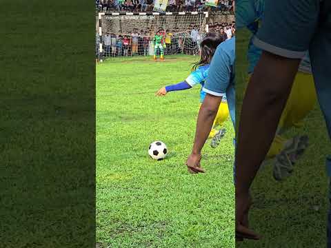 প্রাকটিসে ঈশিতার বাম পায়ের শুটিং পাওয়ার। #womansfootball #bangladeshfootball #esita