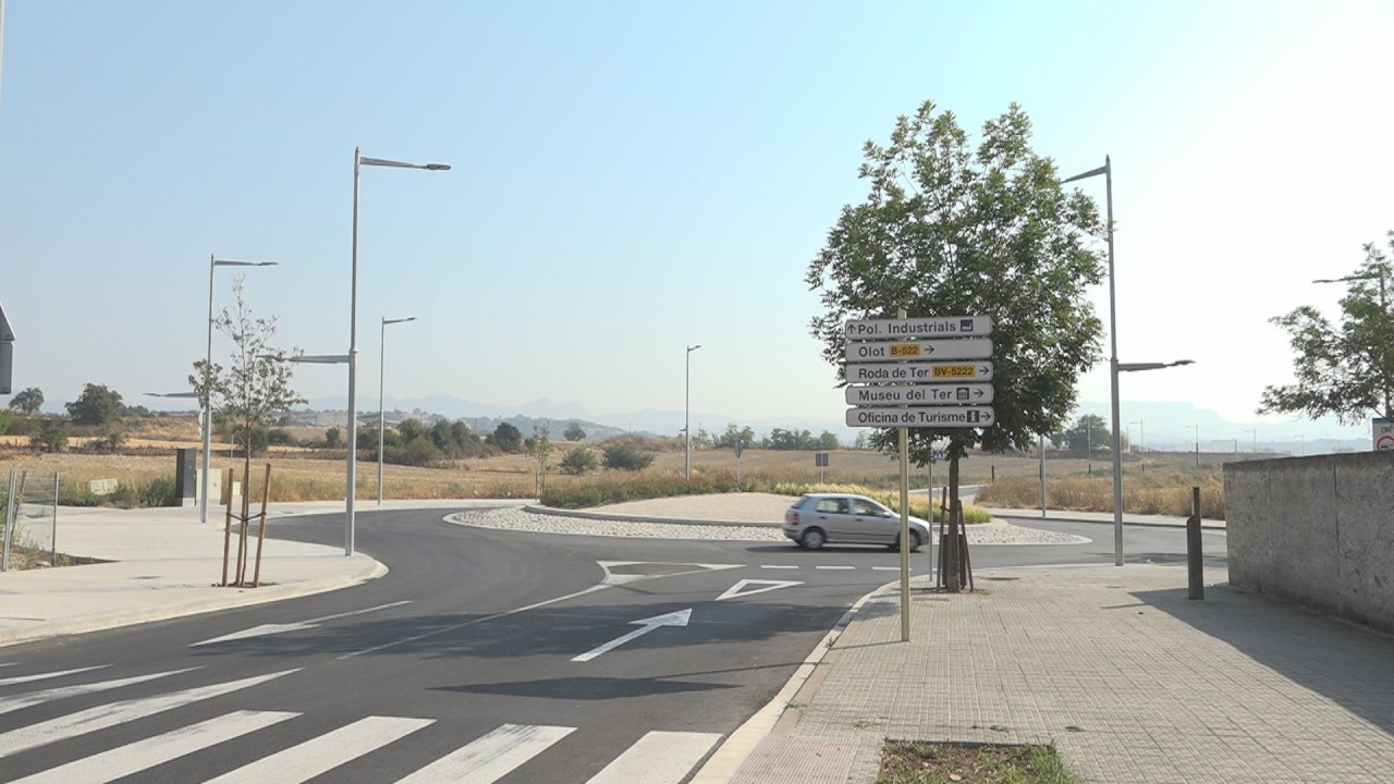 Manlleu aprova la urbanització de la rotonda de l’Avinguda Puigmal fins a la carretera de la Miranda