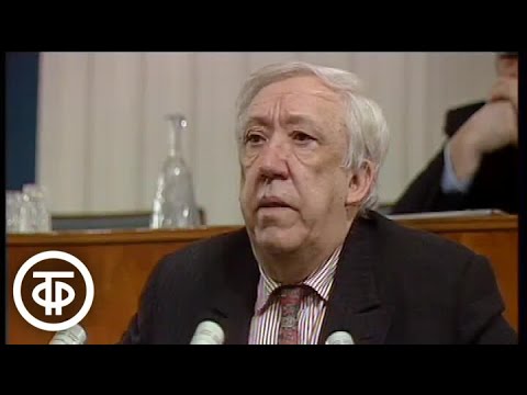 Встреча Михаила Горбачева с деятелями культуры. У микрофона Юрий Никулин (1990)