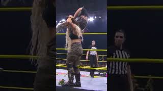 ¡Jordynne Grace manda a Ash By Elegance por una mesa! 💥