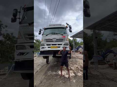 MOBIL DUMP TRUK BiSA JAMPING TINGGI