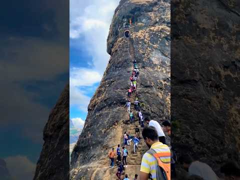 यहां पर जाना हर किसी के बस की बात नहीं😳#hariharfort #maharashtra #shortsfeed #youtubeshorts