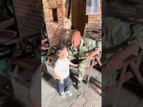 The charger started to smoke, but Hengbao remained calm and ran to call his grandfather for help.