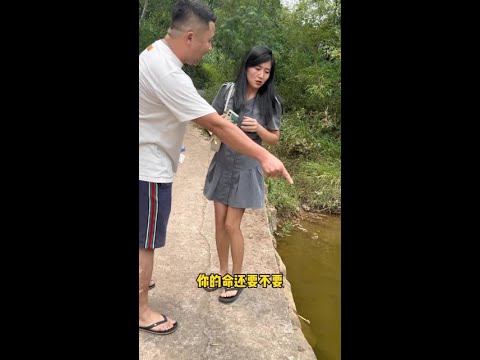 这位大姐玩手机入迷,差点有了生命危险⚠️……#朋友们玩手机重要还是生命重要#官方热门 #传递正能量#万万没想到 #社会百态正能量