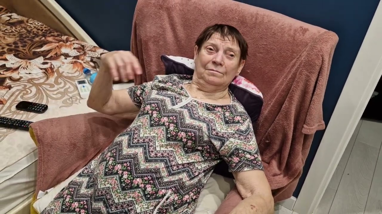 Мама испугала в кресле накормила