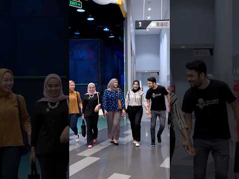 Prank gandeng Tangan cewek sampe di kejar sama teman nay #prank #fypシ゚viral #shorts
