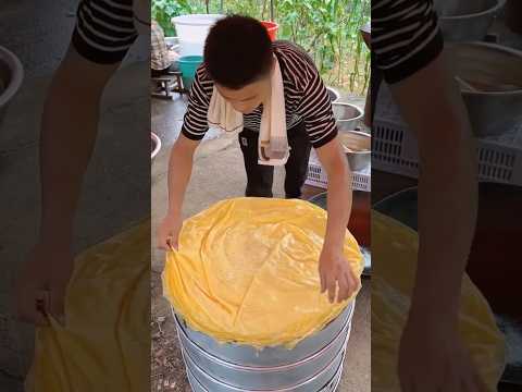 Made a big omelet out of eggs 😱 #shortvideo