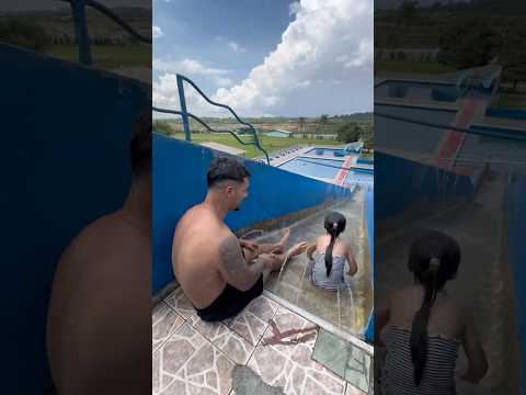 Ele só queria brincar no toboágua, mas ninguém deixou! 😢🎢 #shorts