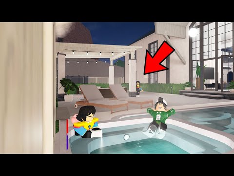 24 HORAS ESPIANDO LA CASA DE MI HERMANITA SIN QUE SE DE CUENTA😈 en roblox | paolazgames