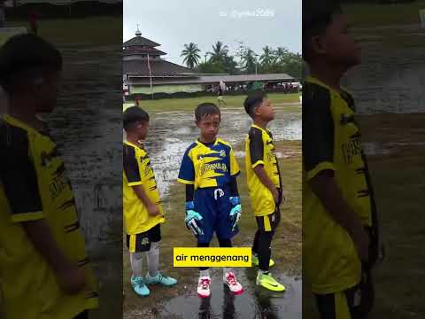 main bola di lapangan x,  main bola di sawah v