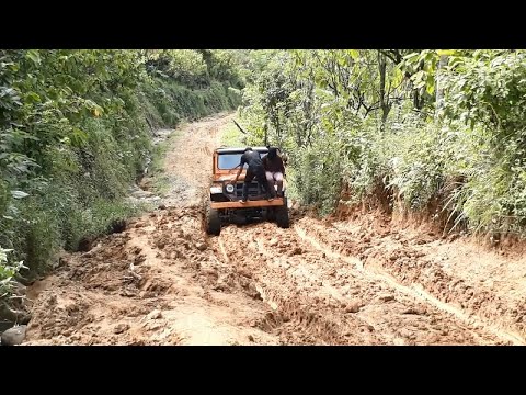 Toyota Land Cruiser FJ40 and BJ40 Series On Hills Routes - Extreme Trail and All Stuck