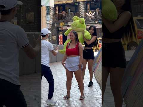 La calle de la felicidad 😂 broma de humor 😂 #shortsindia #funny #humorvibes #humor #shortsfeed