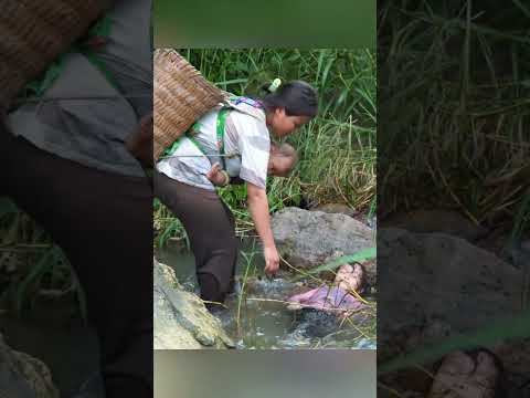Single mother helps poor girl #singlemom #construction #bushcraft #storm #Rain