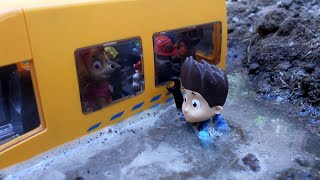 RYDER rescata a la PATRULLA CANINA! PAW Patrol patrulla bus cachorros mighty pups videos niños