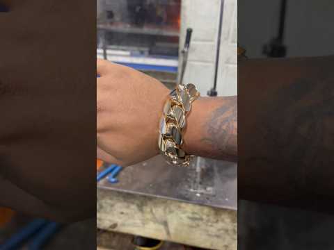These aren’t machine made, these ain’t Italian made. Handmade Cuban links ONLY #gusvillajewelry