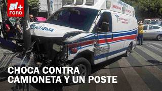 Ambulancia destruída al chocar con camioneta en la alcaldía Cuauhtémoc, CDMX