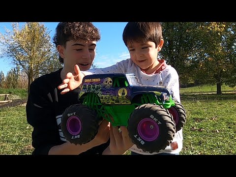 MONSTER JAM GRAVE DIGGER TRUCOS Y RETOS. #monsterjam #monsterjamtoys #monstertruck #gravedigger