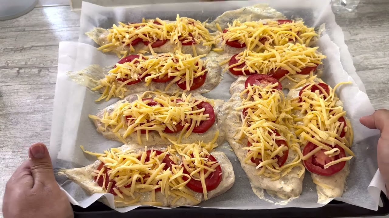 Сочное и Вкусное Куриное филе в духовке з сиром и помидорами