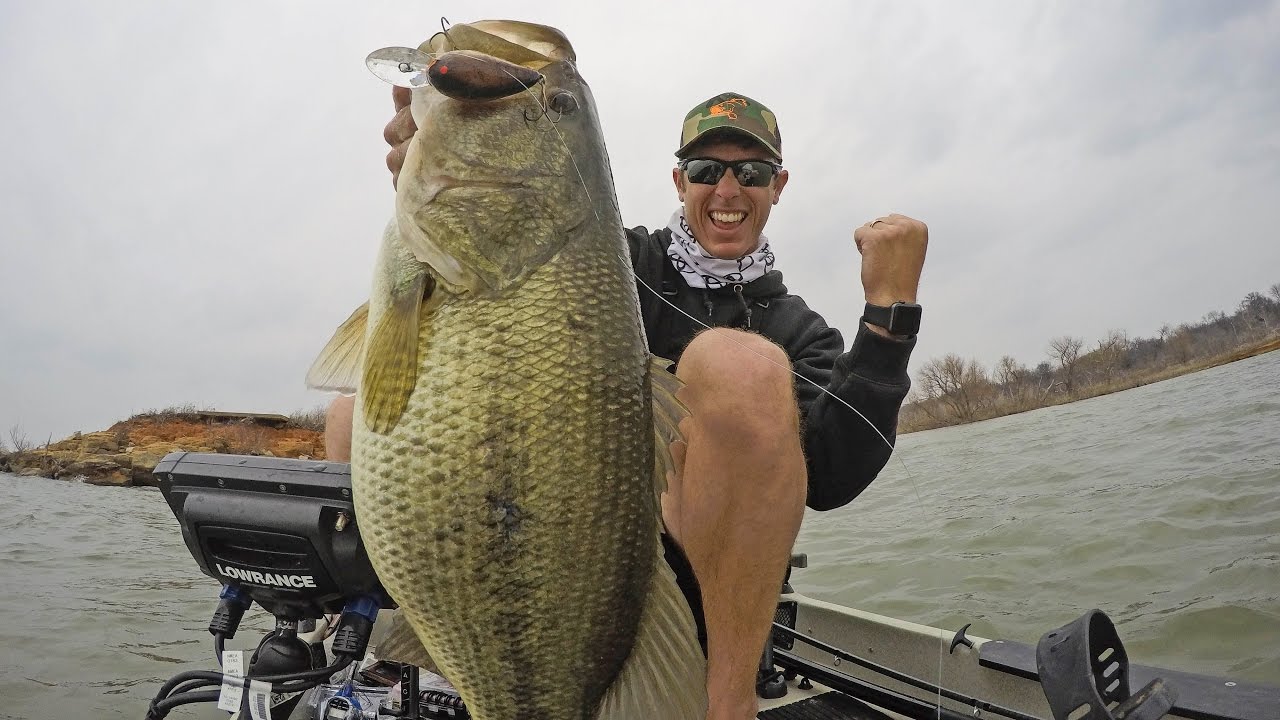 HUGE Bass Hits Old Ugly Lure Early Spring Kayak Bass Fishing