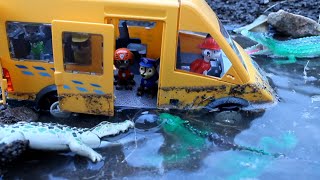 PATRULLA CANINA atrapados en el CHARCO! jurassic world PAW PATROL Patrulla de cachorros