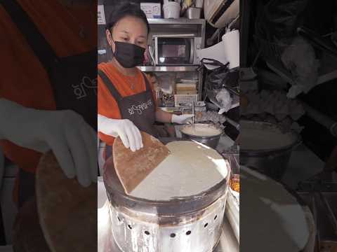 계란과 소시지를 차곡차곡 채운 중국식 크레페 지엔빙