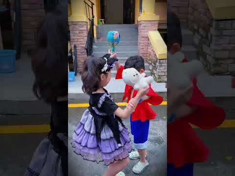 Children and adults grab things together#Short #Officer Rabbit #angel