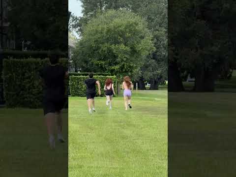 meninas fugindo 🏃🏽‍♀️ #run #trend  #alexmapeli #shorts