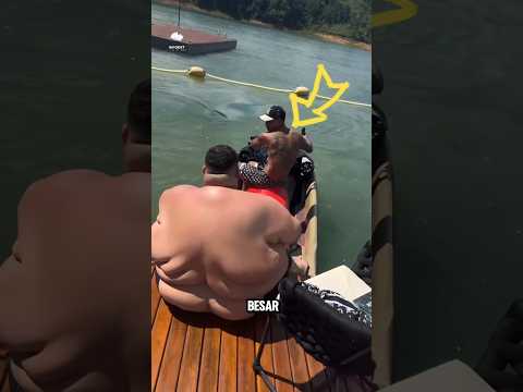 Orang bertubuh gendut ini ingin naik jetski