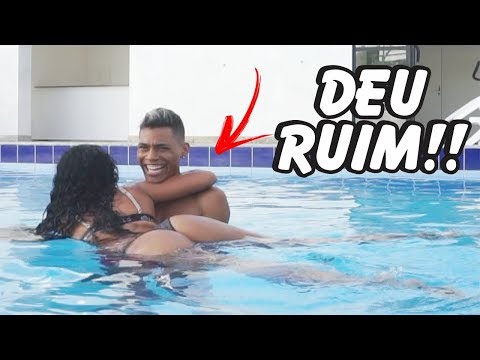 ENSINANDO MINHA NAMORADA A NADAR!