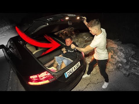 METEMOS AL ENANO EN EL MALETERO DEL COCHE !!  *lo llevamos a un vertedero*