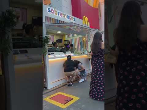 Confundindo a atendendo do McDonald's