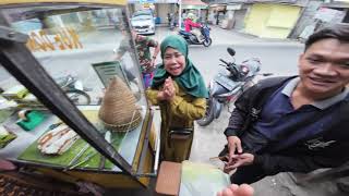 Seorang ibu jualan dongkal sendirian yg beli sampe antri !
