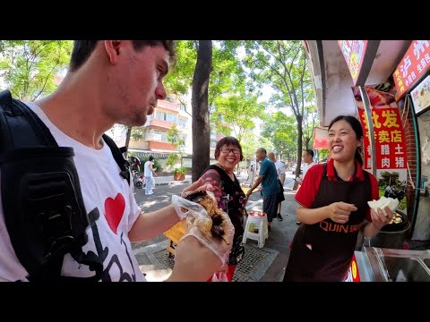 Un estadounidense obtiene comida gratis en un mercado rural chino por hablar chino