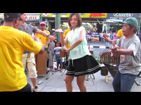 Lolita Agustine & Mario Lawalata Joget Bareng Pengamen Angklung Malioboro CAREHAL (Pengamen Jogja)