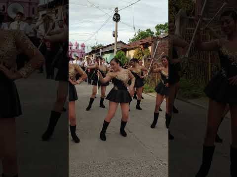 bello desfile acompañado con estas hermosa  cachiporristas