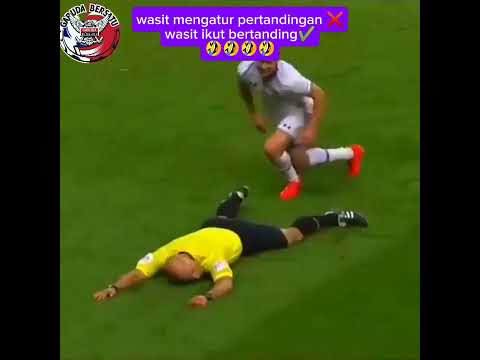 wasit bukanya mengatur malah ikut bermain 🤣🤣 #bolaindonesia #football #shotrs