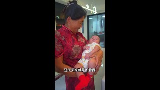 恭喜老哥乔迁新居，按咱们这边的习俗，必须给他暖锅底，大侄子一抱到手上，就舍不得放下来，姐妹们你说这咋办才好