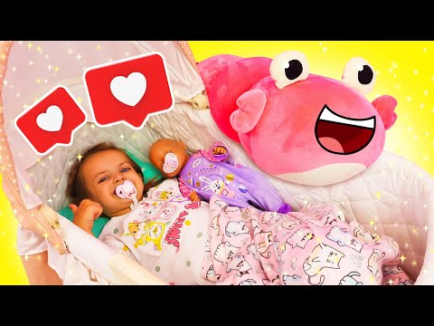 🐛😄 Bruchi giganti a casa di Maya e Lina! Video con giochi per bambini piccoli. Giochi con bambole