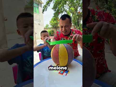 Papà tagliava il finto cocomero! 😱🍉