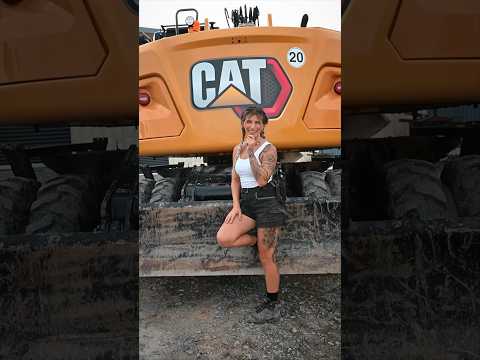 #caterpillar 🚧👷🏼‍♀️!  #baustelle #maurer #bagger #excavator #operator #girl #fun #shorts