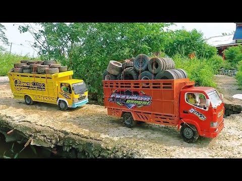 Muatan Berat Truk Oleng Canter Fuso Muatan Ban dan Tanah Melewati Jembatan dan Tanjakan Terguling
