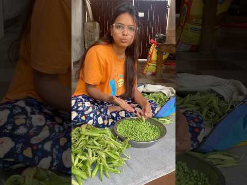 Pareshan kar diya😫#shorts #youtubeshorts #oyeitsneha  #peas #kitchenhacks #cooking #desijugaad