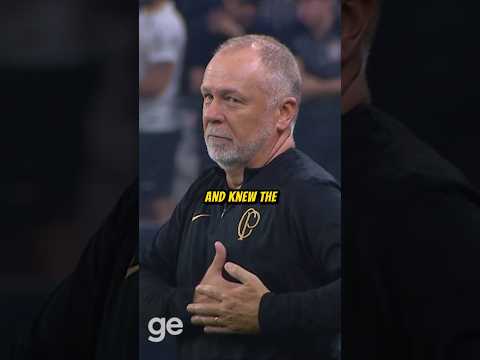 A goalkeeper let the ball enter his goal  ??