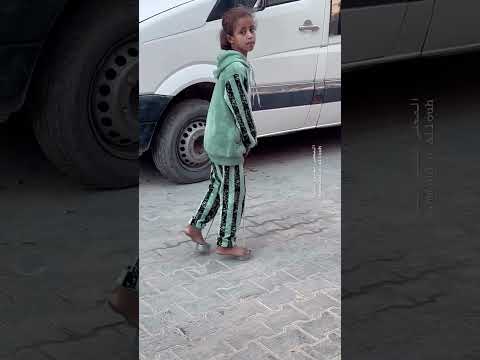 طفلة تصنع من مُعلبات حديدية حذاء لها في ظل عدم مقدرتها على شراء