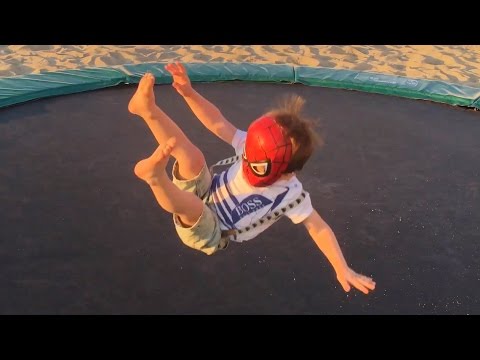 Petit Garçon Adam Saute sur un Trampoline