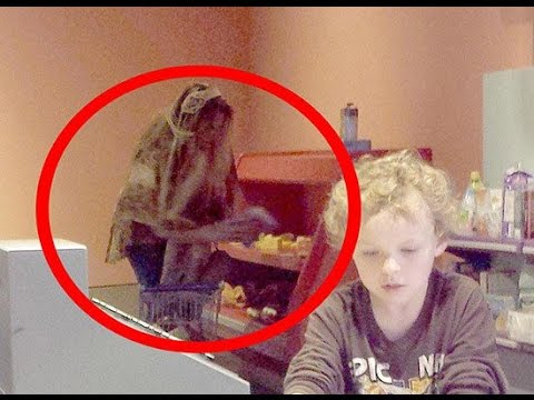 Hombre toma una fotografía y mira lo que reveló...