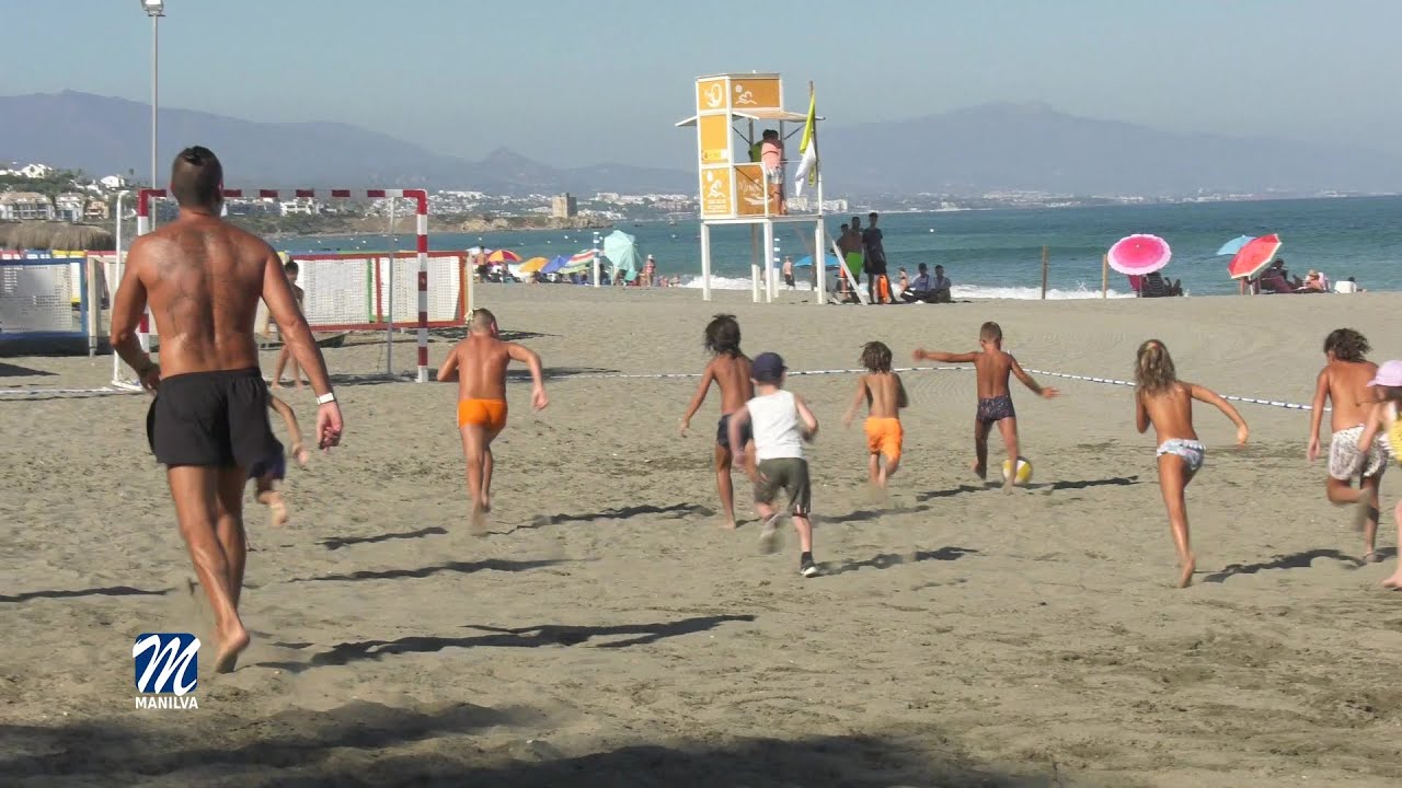 Diversión de los más pequeños en la primera jornada de fútbol playa