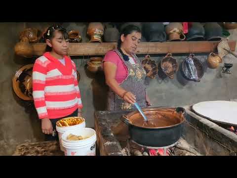 ✅️😀Asi disfrutamos de un rico mole recalentado  qué nos regalaron los graduados
