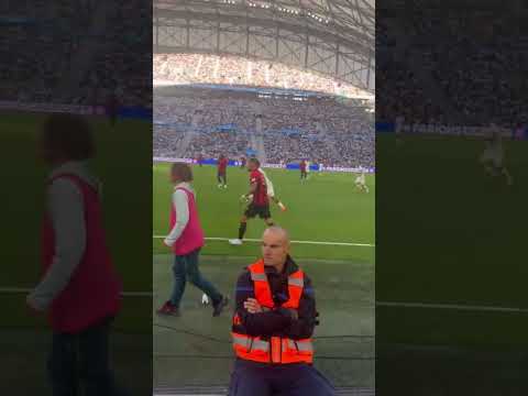Jonathan Clauss copieusement insulté par les supporters Marseillais 🥶🤬 #shorts #velodrome #marseille